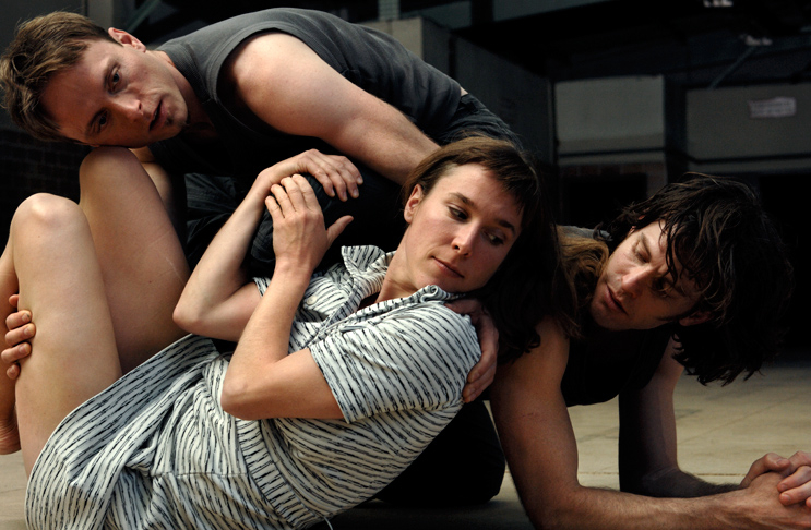 Die Tanzgruppe “wee dance company” auf einem alten Fabrikgelände