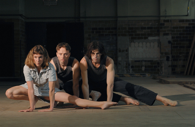 Die Tanzgruppe “wee dance company” auf einem alten Fabrikgelände