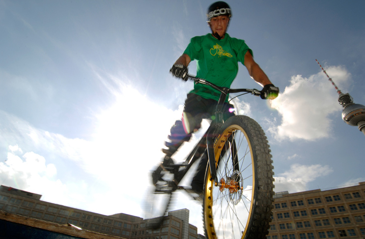 Trialfahrer in Berlin bei einer Show und im Training