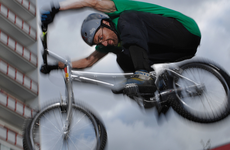 Trialfahrer in Berlin bei einer Show und im Training