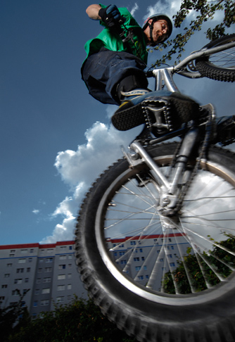 Trialfahrer in Berlin bei einer Show und im Training