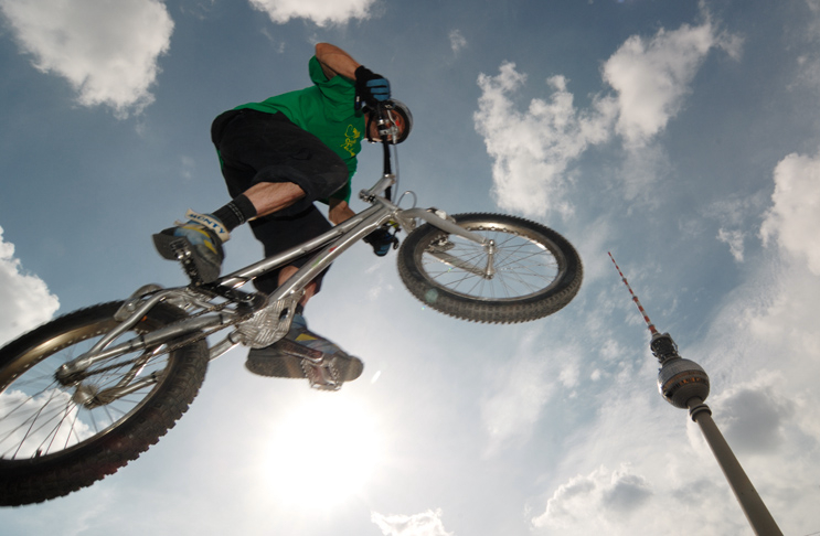 Trialfahrer in Berlin bei einer Show und im Training