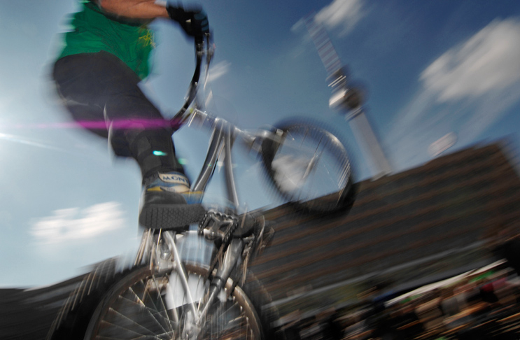 Trialfahrer in Berlin bei einer Show und im Training